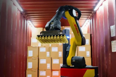 DHL tandatangani MoU dengan Boston Dynamics untuk distribusi 1.000 robot Stretch tambahan, perluas otomatisasi dan digitalisasi logistik global.