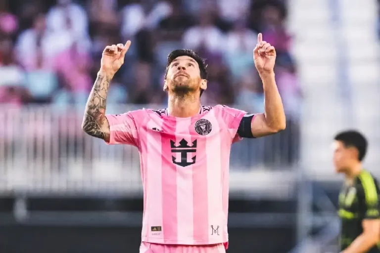 Messi Cetak Rekor Baru, Inter Miami Bungkam Columbus Crew 5-1 Jelang Piala Dunia Antarklub Lionel Messi usai mencetak gol. Inter Miami menang telak lawan Columbus Crew dalam Liga Utama Sepak Bola Amerika Serikat (MLS) di Chase Stadium (foto: facebook @InterMiamiCF)