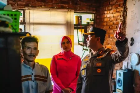 Rumah Purnawirawan Polri di Cimahi Diperbaiki, Wujud Apresiasi atas 39 Tahun Pengabdian Bedah rumah kediaman Aiptu (Purn) Kamilsyaf merupakan apresiasi, penghormatan dan penghargaan setinggi tingginya dari institusi Polri khususnya Polres Cimahi
