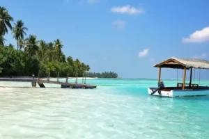 Pantai wisata di Medhufushi, Maladewa (foto: Colin Watts, unsplash)
