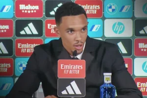 Trent Alexander-Arnold saat berbicara dalam konferensi pers, setelah resmi gabung dengan Real Madrid