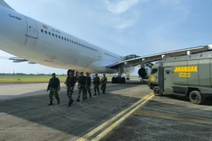 TNI bersama unsur pengamanan saat melakukan langkah antisipasi ancaman bom terhadap pesawat Saudia Arabia Airlines SV5688 yang mengangkut jemaah haji Indonesia
