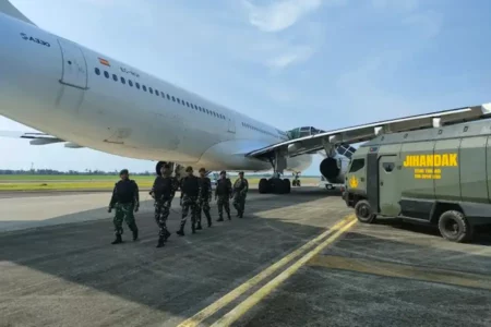 TNI bersama unsur pengamanan saat melakukan langkah antisipasi ancaman bom terhadap pesawat Saudia Arabia Airlines SV5688 yang mengangkut jemaah haji Indonesia