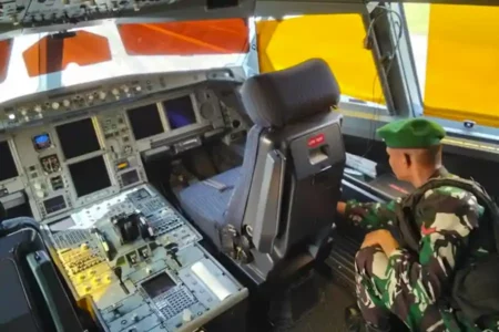 TNI Pastikan tak Ada Bom, Saudia Arabia Airlines SV5688 Lanjut Penerbangan ke Surabaya Petugas TNI sedang memeriksa kokpit pesawat Saudia Arabia Airlines SV5688