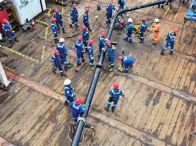 Proses instalasi pipa riser oleh tim PHE ONWJ, dilakukan dengan standar keselamatan tinggi dan nihil lost time injury/LTI