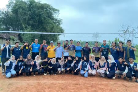 KKN 95 UINSA Surabaya Gandeng Karang Taruna Desa Gelar Mojodadi Cup 2025 Mahasiswa peserta KKN 95 UINSA Surabaya