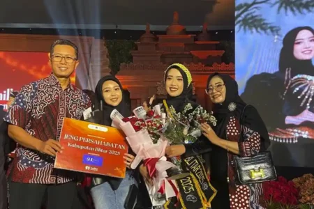 Zalfaa Putri, Mahasiswi Ilmu Komunikasi UNAIR Raih Gelar Jeng Persahabatan dan Siap Majukan Pariwisata Blitar Zalfaa’ Putri Arfiliesia, Jeng Persahabatan dalam ajang Pemilihan Duta Wisata Gus Jeng Kabupaten Blitar 2025