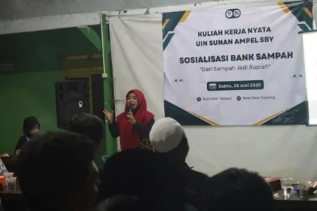 Dorong Pengelolaan Sampah, Mahasiswa UINSA Surabaya Gelar Sosialisasi Bank Sampah di Pasuruan Sosialisasi bank sampah di Balai Desa Toyaning, Kecamatan Rejoso, Kabupaten Pasuruan.