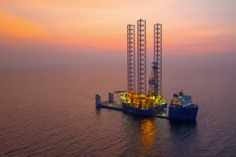 Pertamina Drilling berhasil menyelesaikan 9 sumur lepas pantai di Laut Jawa dalam setahun dengan efisiensi biaya 15 persen menggunakan rig Emerald Driller.