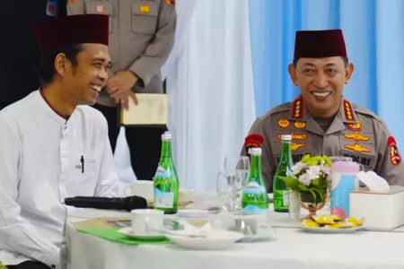 Ustaz Abdul Somad Sambut Kapolri Jenderal Listyo Sigit, Awal Persahabatan Tak Terpisahkan Ustaz Abdul Somad sambut Kapolri Jenderal Sigit di Riau.