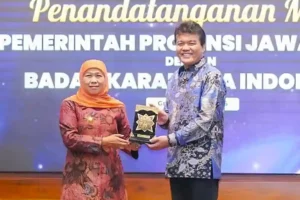 Gubernur Khofifah Teken MoU Pendirian Instalasi Karantina Terpadu Pertama di Indonesia Gubernur Khofifah usai menandatangani MoU dengan Kepala Badan Karantina Indonesia Dr. Sahat Manaor Panggabean