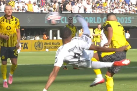 Tangkapan layar video gol akrobatik Mbappe yang langsung viral di media sosial (sumber: facebook @RealMadrid)