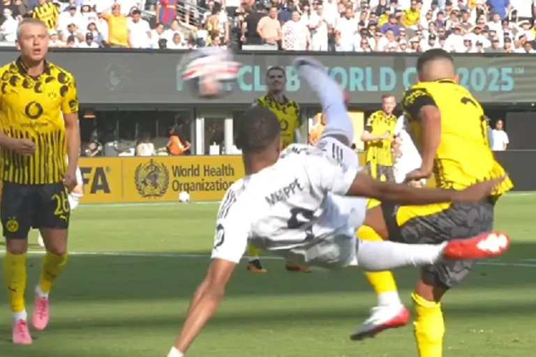 Laga Drama di MetLife Stadium: Real Madrid Lolos, Dortmund Tumbang dengan Terhormat Tangkapan layar video gol akrobatik Mbappe yang langsung viral di media sosial (sumber: facebook @RealMadrid)