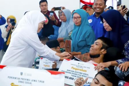 Gubernur Khofifah Indar Parawansa berinteraksi dengan warga saat Roadshow Sapa Bansos di Brondong, Lamongan