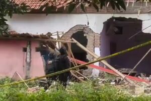 Ledakan Diduga Bom Ikan Hancurkan Rumah di Pasuruan, Polisi Periksa 10 Saksi Kondisi rumah di Desa Sanganom, Nguling, Pasuruan, yang rusak berat gara-gara bondet atau bom ikan rakitan (foto: Dok Humas Polri)