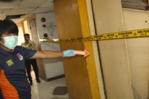 Petugas menandai kerusakan karena tabung gas yang meledak di Apartemen City Park, Cengkareng Timur