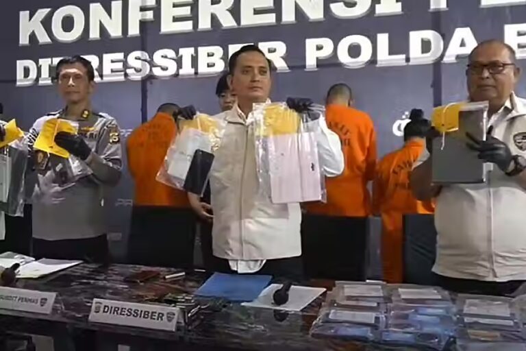 Petugas Ditressiber Polda Bali menunjukkan barang bukti kasus pencurian data pribadi yang dikendalikan dari Kamboja.