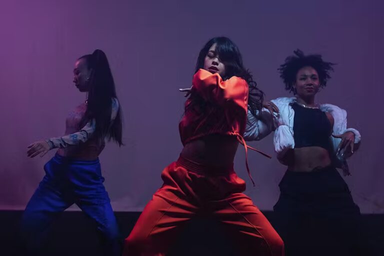 Dance merupakan aktivitas fisik yang menyenangkan dan mudah dilakukan. Karena dance bisa melancarkan peredaran darah, memperkuat jantung, dan membuat kita tetap enjoy