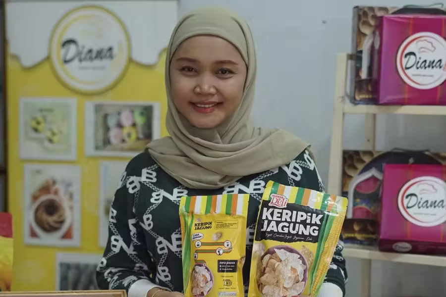 Pelaku UMKM menunjukkan kemasan produknya
