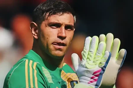 Emiliano Martinez (sumber foto: instagram @avfcofficial)