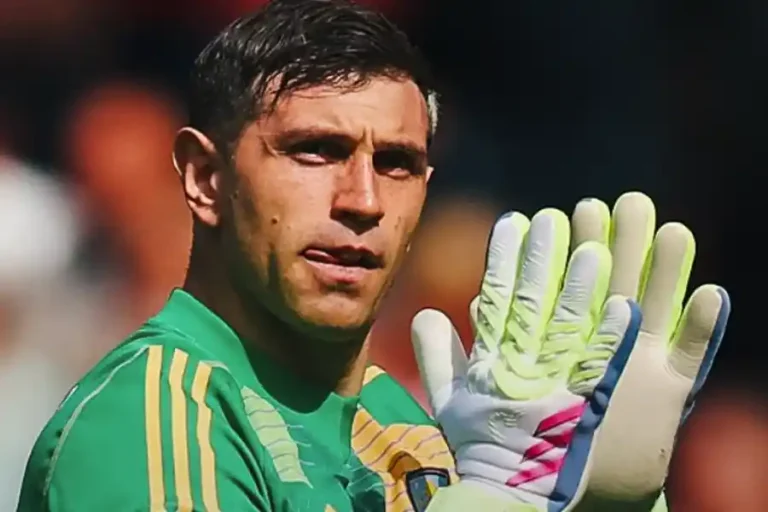 Emiliano Martinez (sumber foto: instagram @avfcofficial)