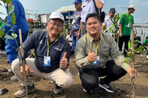 Perwakilan PHE ONWJ menanam mangrove pada kegiatan Bulan Cinta Lingkungan di Indramayu.