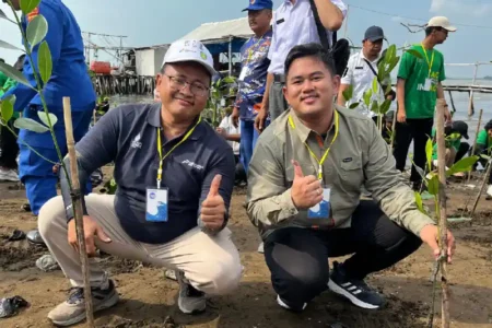 Perwakilan PHE ONWJ menanam mangrove pada kegiatan Bulan Cinta Lingkungan di Indramayu.