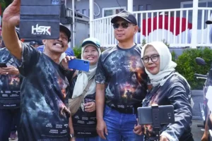 Panglima TNI dan Sahabat Lama Bagikan 1.000 Makanan Gratis di CFD, Nobar Film Believe Panglima TNI Agus Subiyanto bersama sahabat-sahabat masa kecilnya
