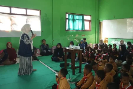 Mahasiswa KKN UINSA Adakan Sosialisasi Kebersihan Lingkungan di SDN Toyaning 1 Pasuruan Mahasiswa KKN Kelompok 16 UINSA Surabaya gelar sosialisasi Sehat Bersama Lingkungan yang Bersih dan Asri di SDN Toyaning 1, Kecamatan Rejoso, Kabupaten Pasuruan