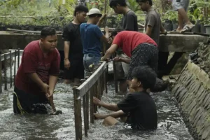 KKN UINSA Surabaya menyodorkan gagasan pengembangan ekonomi dan pendidikan informal dari aliran sungai Dusun Bakalan di Kecamatan Purwosari, Kabupaten Pasuruan