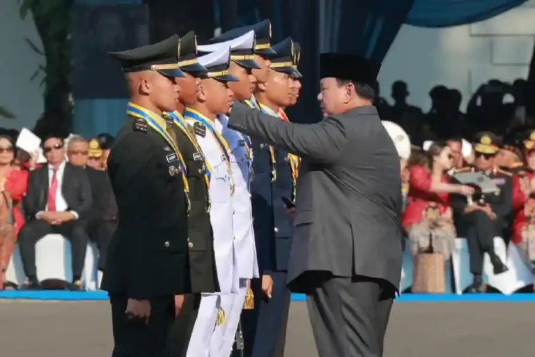 8 Perwira Remaja Terbaik TNI-Polri Terima Adhi Makayasa di Hadapan Presiden Prabowo Presiden Prabowo lantik delapan perwira TNI-Polri penerima Adhi Makayasa 2025 di Istana Negara, simbol lahirnya pemimpin muda penjaga kedaulatan bangsa.