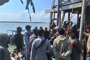 Bakamla RI Tertibkan 35 Tambang Pasir Timah Ilegal di Perairan Bangka Barat Bakamla RI menertibkan 35 ponton tambang timah ilegal di IUP PT Timah, Bangka Barat, demi menjaga hukum dan lingkungan laut.