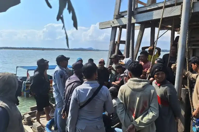 Bakamla RI Tertibkan 35 Tambang Pasir Timah Ilegal di Perairan Bangka Barat Bakamla RI menertibkan 35 ponton tambang timah ilegal di IUP PT Timah, Bangka Barat, demi menjaga hukum dan lingkungan laut.