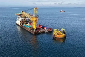 PT Pertamina Hulu Kalimantan Timur (PHKT) berhasil menggantikan subsea hose di SPM Santan lebih cepat dari jadwal, mendukung kelancaran pasokan energi nasional.