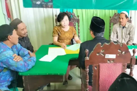 Warga Katolik di Rembang Wakafkan Tanah untuk Musala, Wujud Toleransi yang Tuai Apresiasi Prosesi penyerahan tanah wakaf dari Megah Erisniawati Ernien untuk pembangunan musala di Desa Bangunrejo, Kecamatan Pamotan, Kabupaten Rembang (foto: Dok Kemenag)