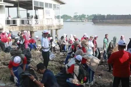 Yayasan WINGS Peduli bawa kampanye #PilahDariSekarang ke Sumsel lewat aksi bersih Sungai Musi, bank sampah sekolah, dan cek kesehatan gratis.