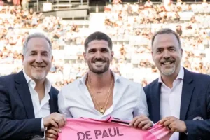 Rodrigo De Paul saat diperkenalkan pada publik di Chase Stadium. Fans Inter Miami langsung berkomentar, "King Messi punya pengawal di lapangan". (sumber foto: facebook @InterMiamiCF)