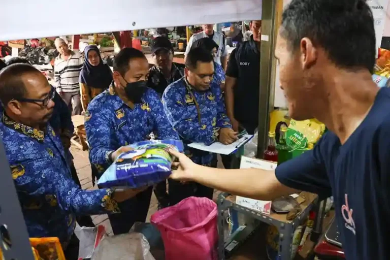 Pemkot Surabaya Gencarkan Sidak Cegah Beras Oplosan, Eri Cahyadi Imbau Pedagang Jujur Sidak Dinkopungdag Kota Surabaya di lapak penjualan beras di Surabaya