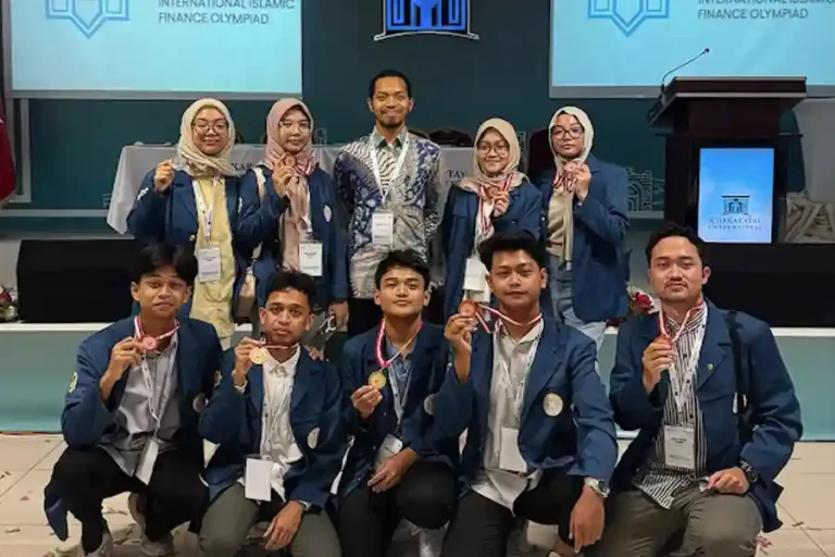 Mahasiswa UNAIR Sabet Empat Medali di International Islamic Finance Olympiad 2025 di Turki Mahasiswa FEB UNAIR saat sesi awarding di The 3rd International Islamic Finance Olympiad (IIFO) 2025 yang diselenggarakan oleh KTO Karatay Universitesi di Konya, Turki