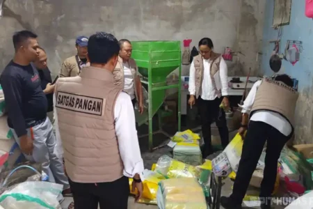 Polda NTB bongkar kasus beras oplosan bermerek palsu yang melibatkan oknum ASN. Ribuan kilogram beras oplosan dan alat produksi disita (foto: Dok Humas Polri)