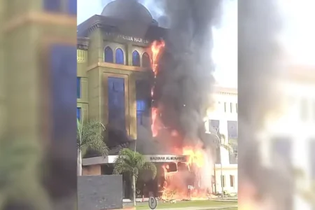 Gedung Asrama Haji Medan Terbakar, Kerugian Capai Puluhan Juta Rupiah Tangkapan layar video kebakaran di Kompleks Asrama Haji, Medan Johor (sumber: Youtube @fatiharazi9635)