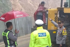 Longsor di Piket Nol Lumajang, Satlantas Polres Perketat Arus Lalu Lintas Polres Lumajang atur arus lalu lintas dan pasang rambu peringatan usai longsor di Piket Nol. Warga dilibatkan untuk deteksi dini bencana susulan.