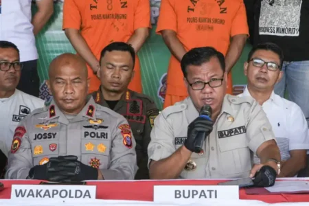Pemkab Kuansing dukung Polda Riau berantas PETI di Sungai Kuantan. 24 rakit tambang ilegal dimusnahkan demi lindungi lingkungan dan budaya lokal.