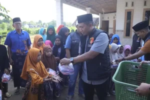 Hari Juang Polri di Situbondo, Polres Gelar Ziarah dan Beri Bantuan Guru Ngaji Polres Situbondo Polda Jawa Timur (Jatim) memperingati Hari Juang Polri dengan kegiatan ziarah ke makam Pahlawan