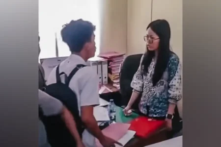 Viral Video Dosen Buang Skripsi Mahasiswa di Universitas Nias, Ini Klarifikasi Pihak Kampus Tangkapan layar pertikaian dosen dan mahasiswa Universitas Nias buang skripsi yang sempat viral