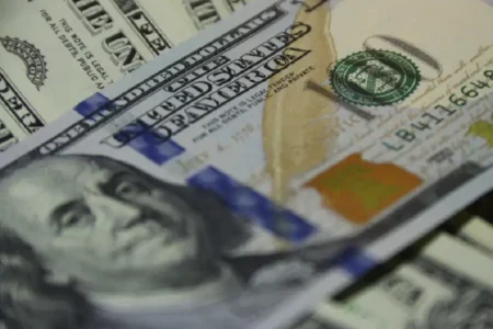 Rupiah Anjlok ke Rp16.490 per Dolar AS, Pakar: Gejolak Politik Ikut Tekan Pasar Ilustrasi Dollar AS (foto: Vladimir Solomianyi, unsplash)