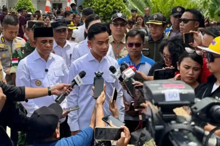 Tentang OTT KPK Wamenaker Immanuel Ebenezer, Wapres Gibran: Hormati Proses Hukum Wapres Gibran Rakabuming saat melakukan peninjauan di SD Negeri 1 Tangkura, Poso, Sulawesi Tengah (foto: Dok BPMI Setpres)