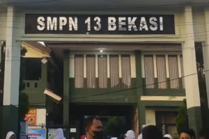 Alumni SMPN 13 Bekasi Demo Meminta Pengusutan Kasus Dugaan Pelecehan Seksual oleh Guru SMP Negeri 13 Kota Bekasi