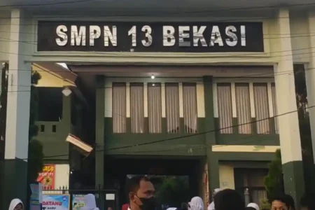 Alumni SMPN 13 Bekasi Demo Meminta Pengusutan Kasus Dugaan Pelecehan Seksual oleh Guru SMP Negeri 13 Kota Bekasi