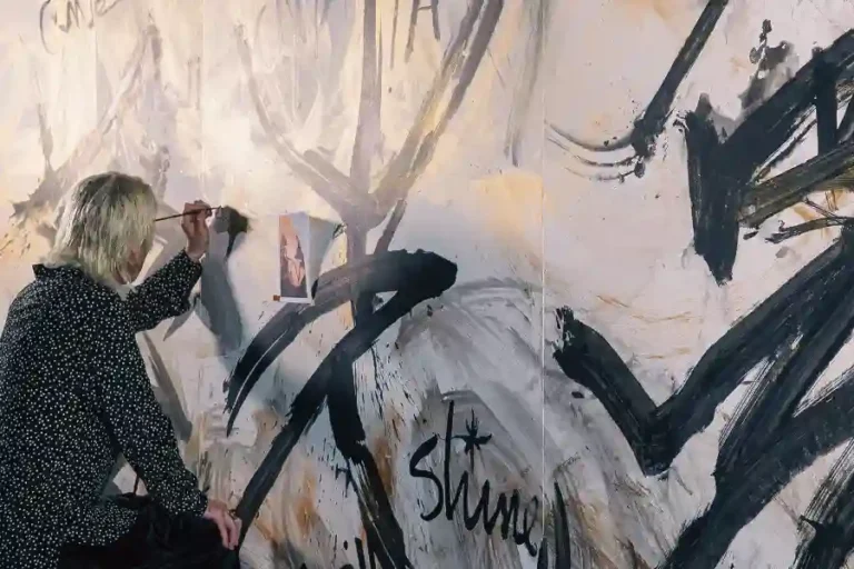 Pagelaran Sabang Merauke 2025 Sukses Hibur 28.000 Penonton di Jakarta Aksi live painting BUNTA iNOUE